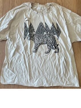 Def Leppard Leopard Graphic Tee - Beige and Black distressed band t shirt comfy